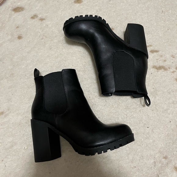 Shoes - Black Chelsea booties
